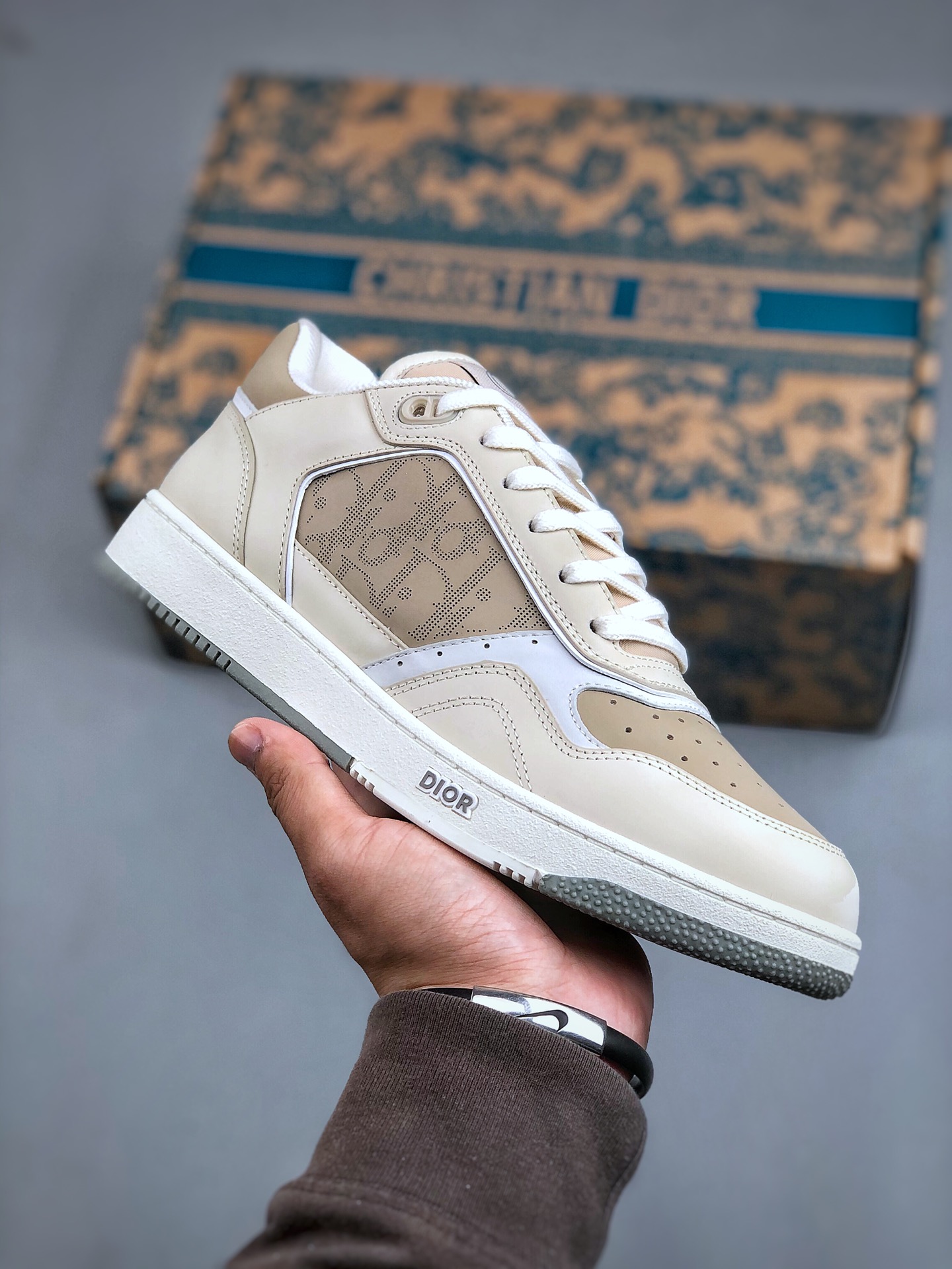 Customized cowhide with floral pattern - fashionable and casual sports shoes