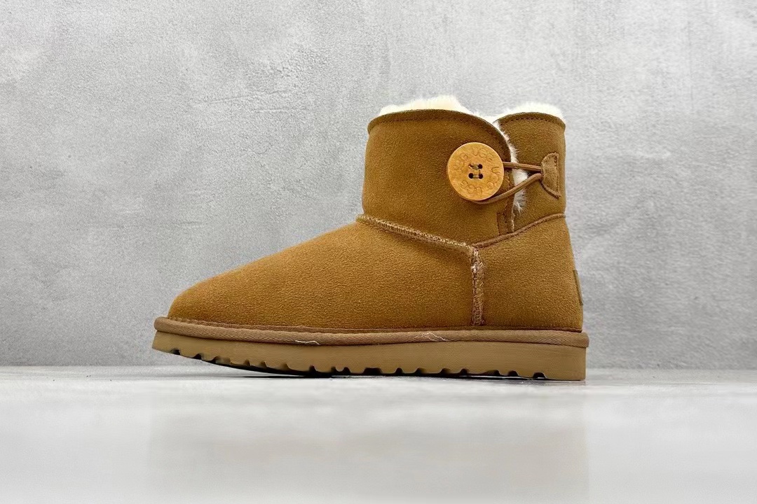 UGG Classic Wooden Buckle Short Barrel