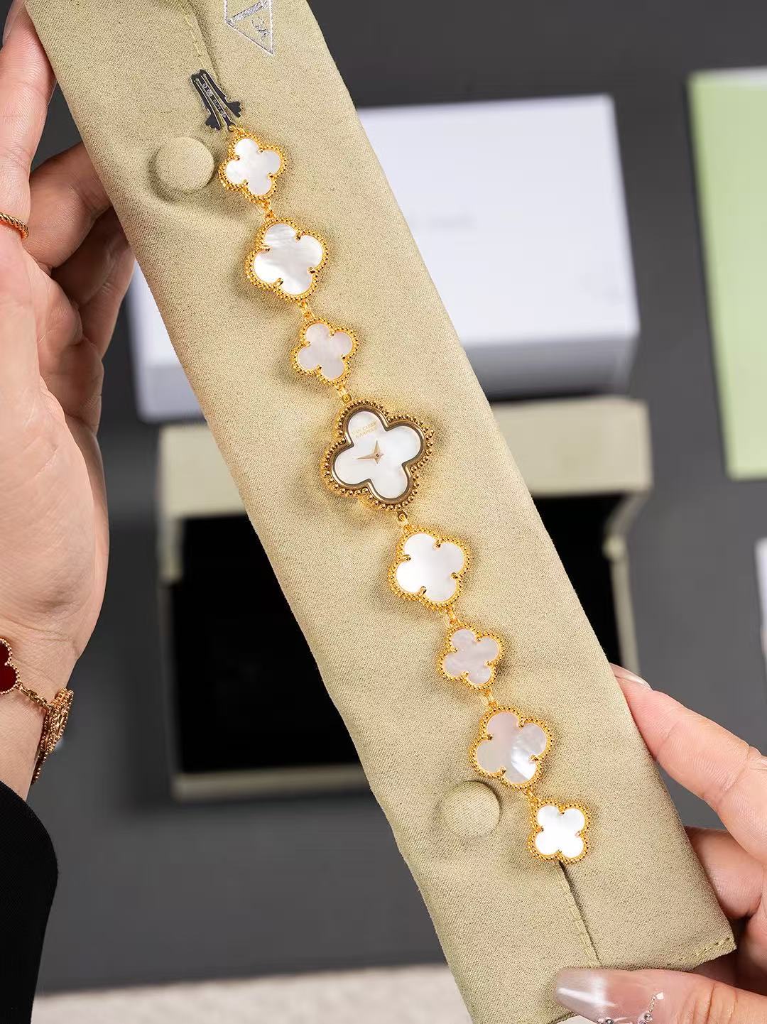 Van Cleef&Arpels Lucky Four-Leaf Clover Chain Watches