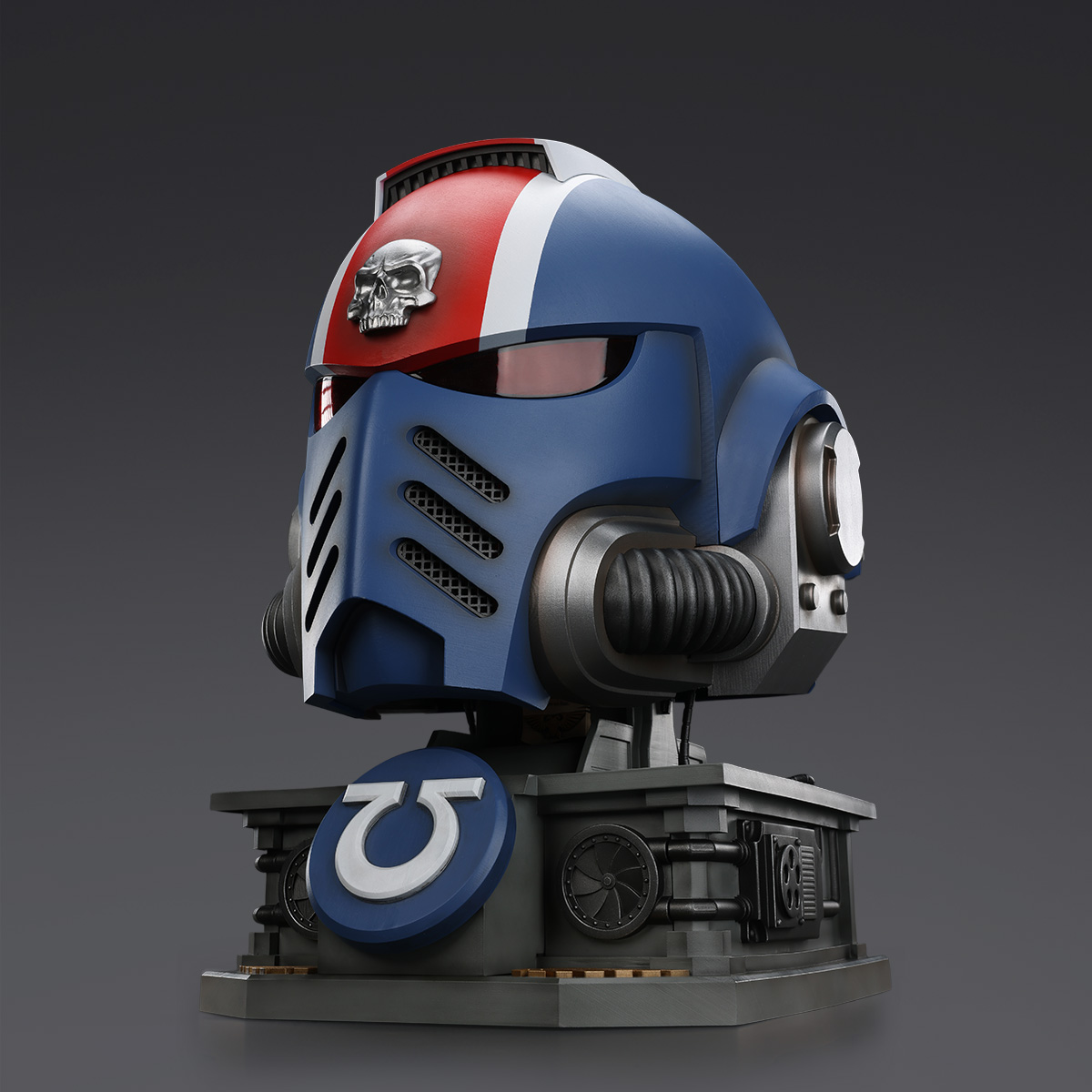 JOYTOY Warhammer 40k  Ultramarines Lieutenant Titus' MKX Helmet & Display Stand - JOYTOY WORLD
