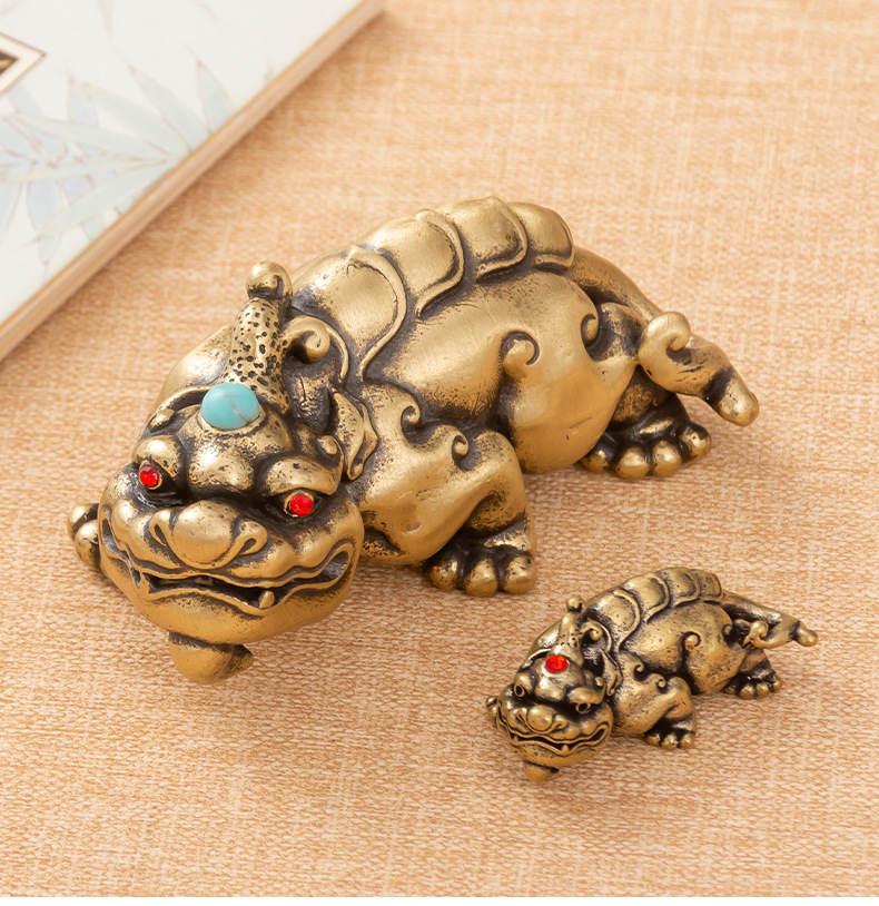 Pure copper retro Pixiu handle piece brings wealth and fortune, brass ornament desktop copper decoration ornament, office ornament