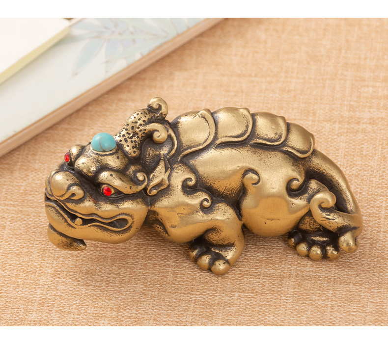 Pure copper retro Pixiu handle piece brings wealth and fortune, brass ornament desktop copper decoration ornament, office ornament