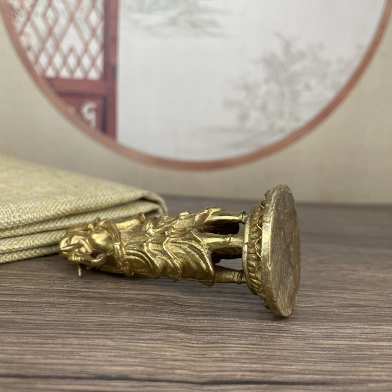 Embracing Buddha statues and ornaments with ease, resembling the God of Wealth