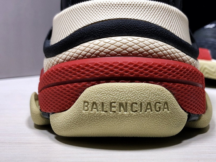 BLCG TRIPLE S TRAINER 'BLACK RED' 2018 533882 W09O1 1000 - CCSHOES