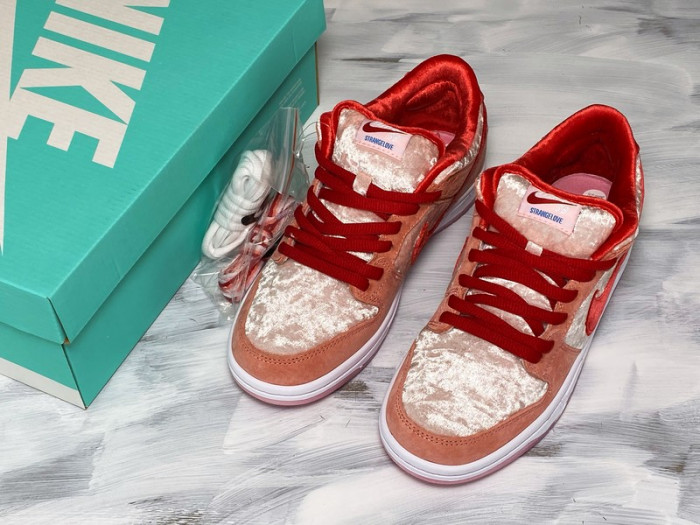 Nike SB Dunk Low StrangeLove Skateboards CT2552-800 - CCSHOES