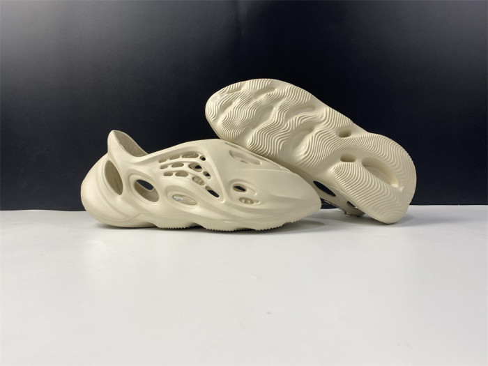 Adidas Yeezy Foam RNNR Sand FY4567 - CCSHOES
