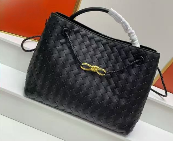 BV Small / Medium Andiamo Bag