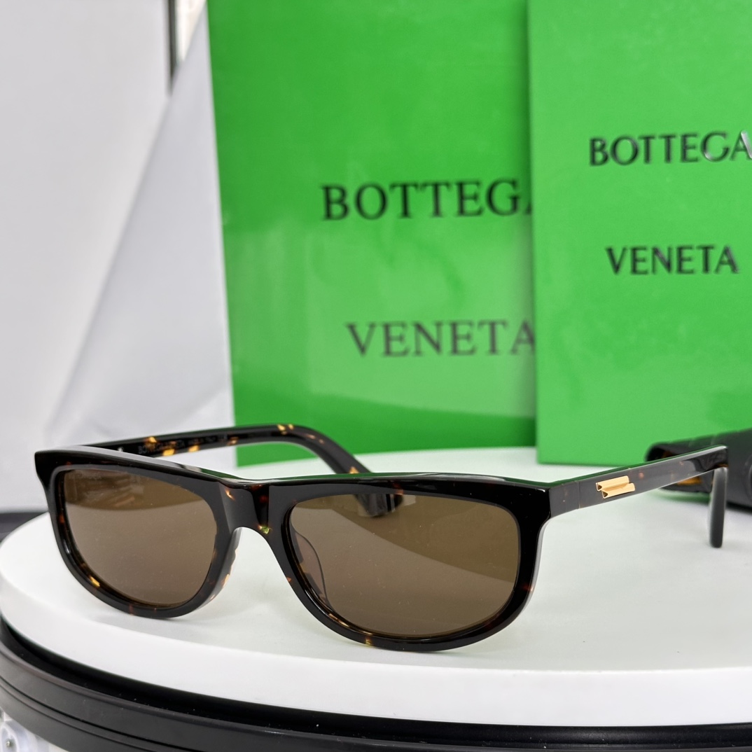 Bottega Veneta Eyewear Bottega Veneta Slim Ribbon Sunglasses in Black/Grey