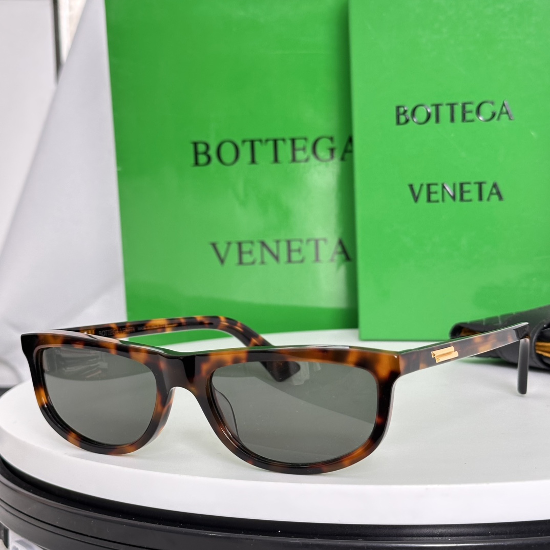 Bottega Veneta Eyewear Bottega Veneta Slim Ribbon Sunglasses in Black/Grey