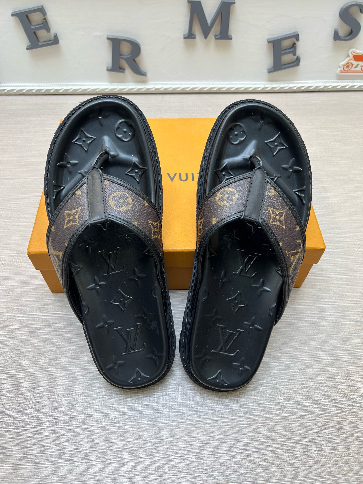 LV  Black Thick-Soled Household Luxurious Slipper