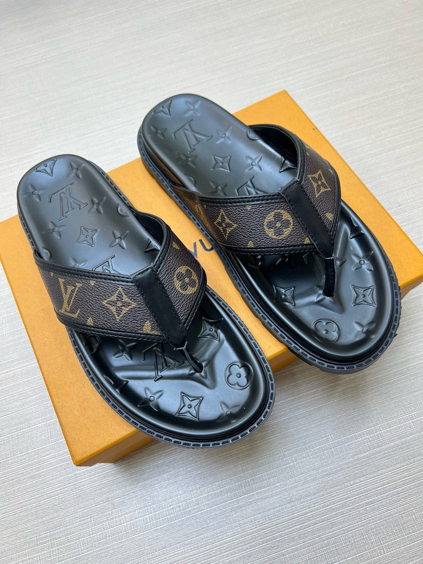 LV  Black Thick-Soled Household Luxurious Slipper