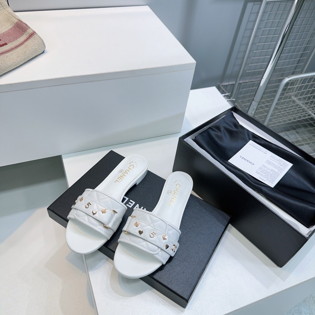 Chanel various elements rivet slippers