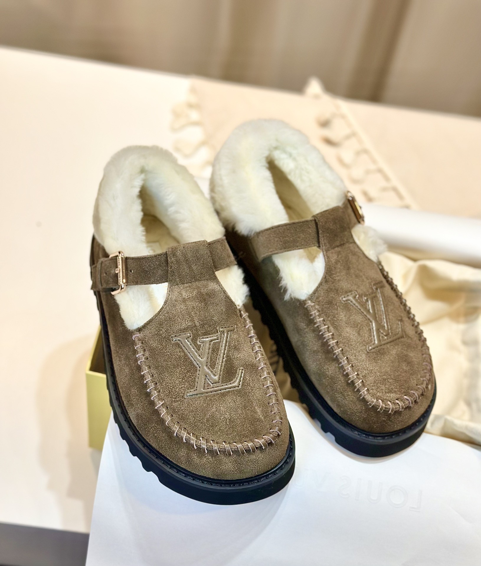 LV Fall/Winter Fuzzy Slippers