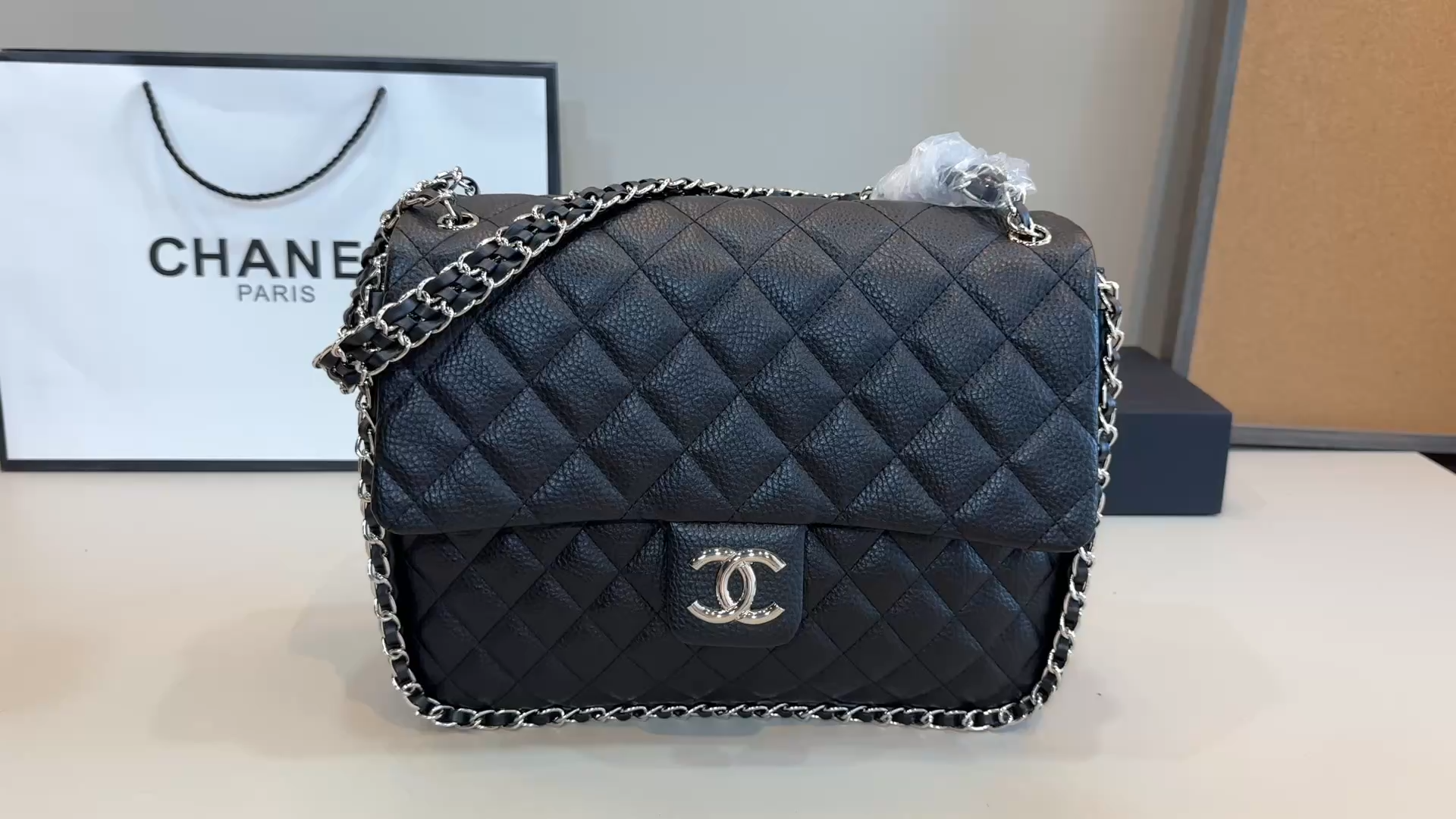 Timeless Chanel Classic medium caviar bag