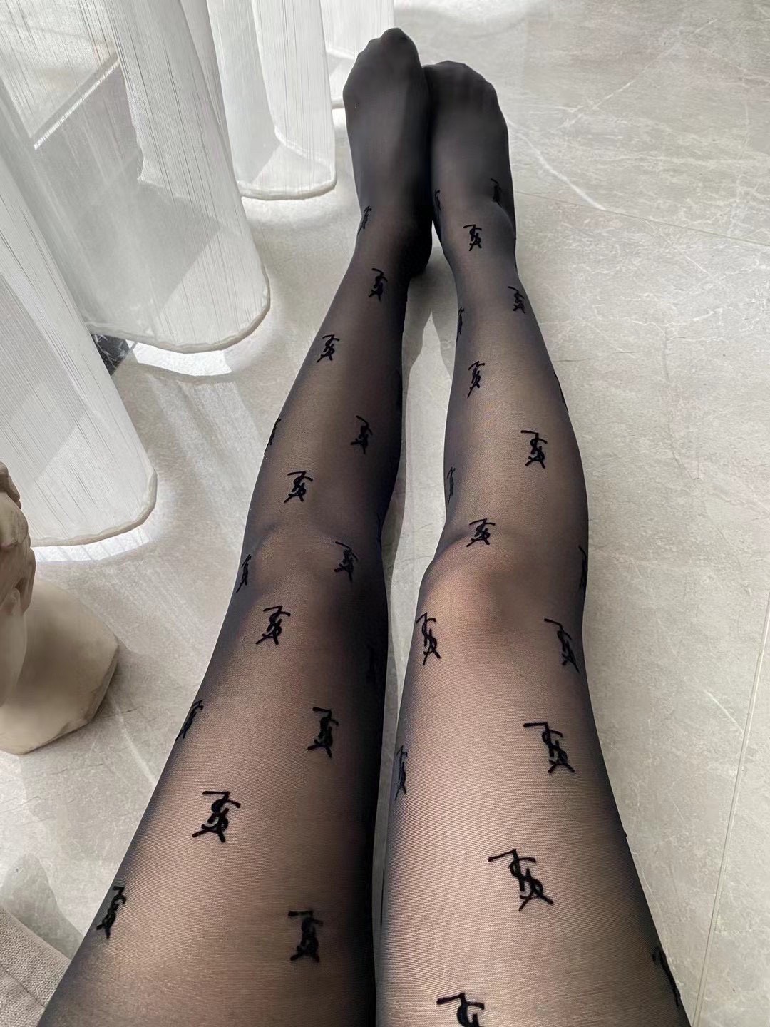 YSL Velvet Stockings Take Europe and America by Storm
