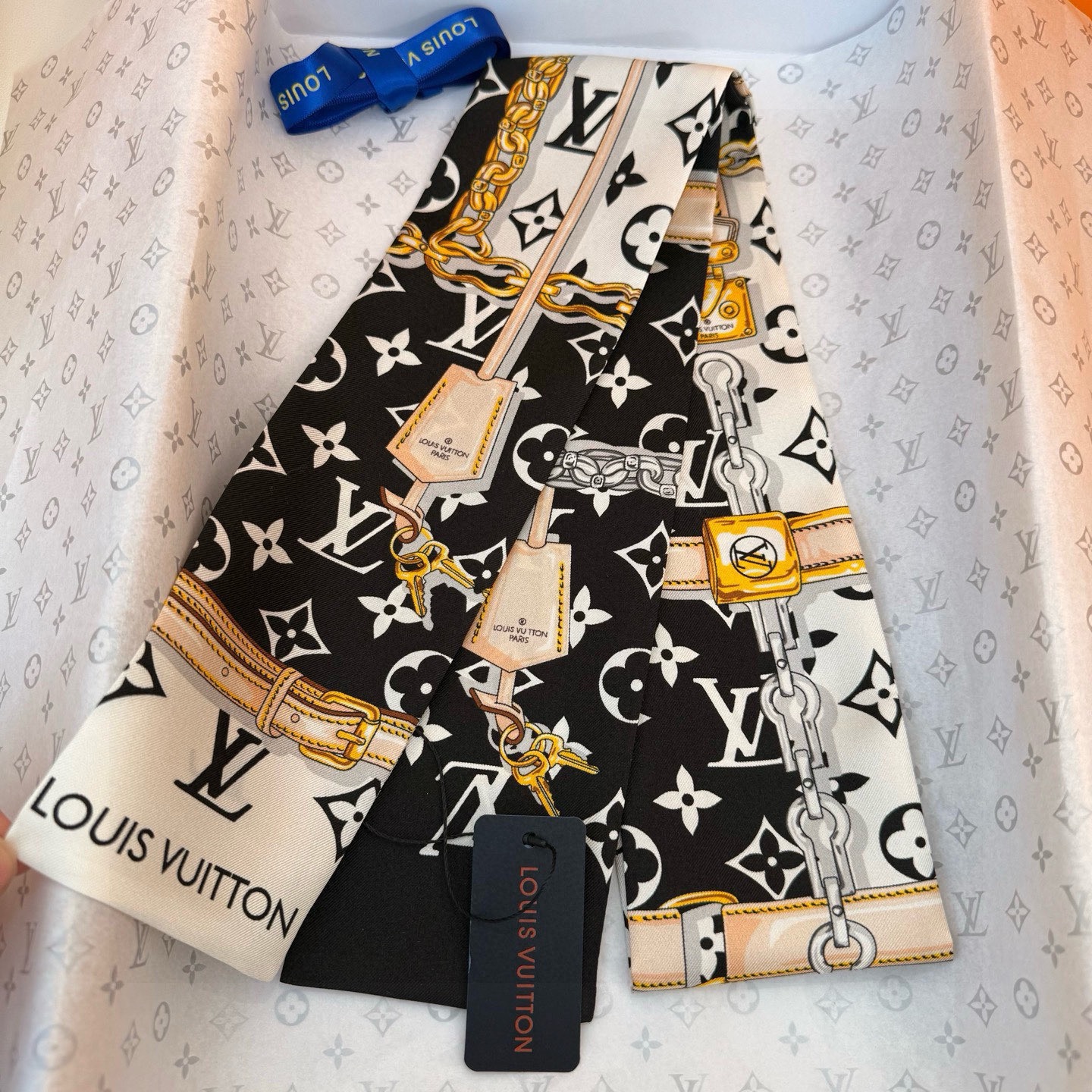LV scarf