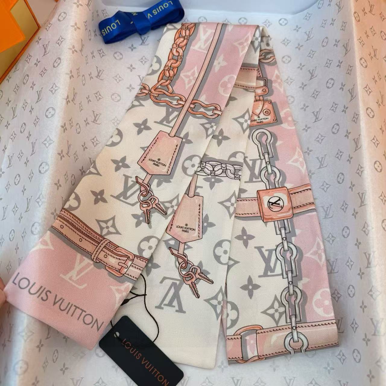 LV scarf