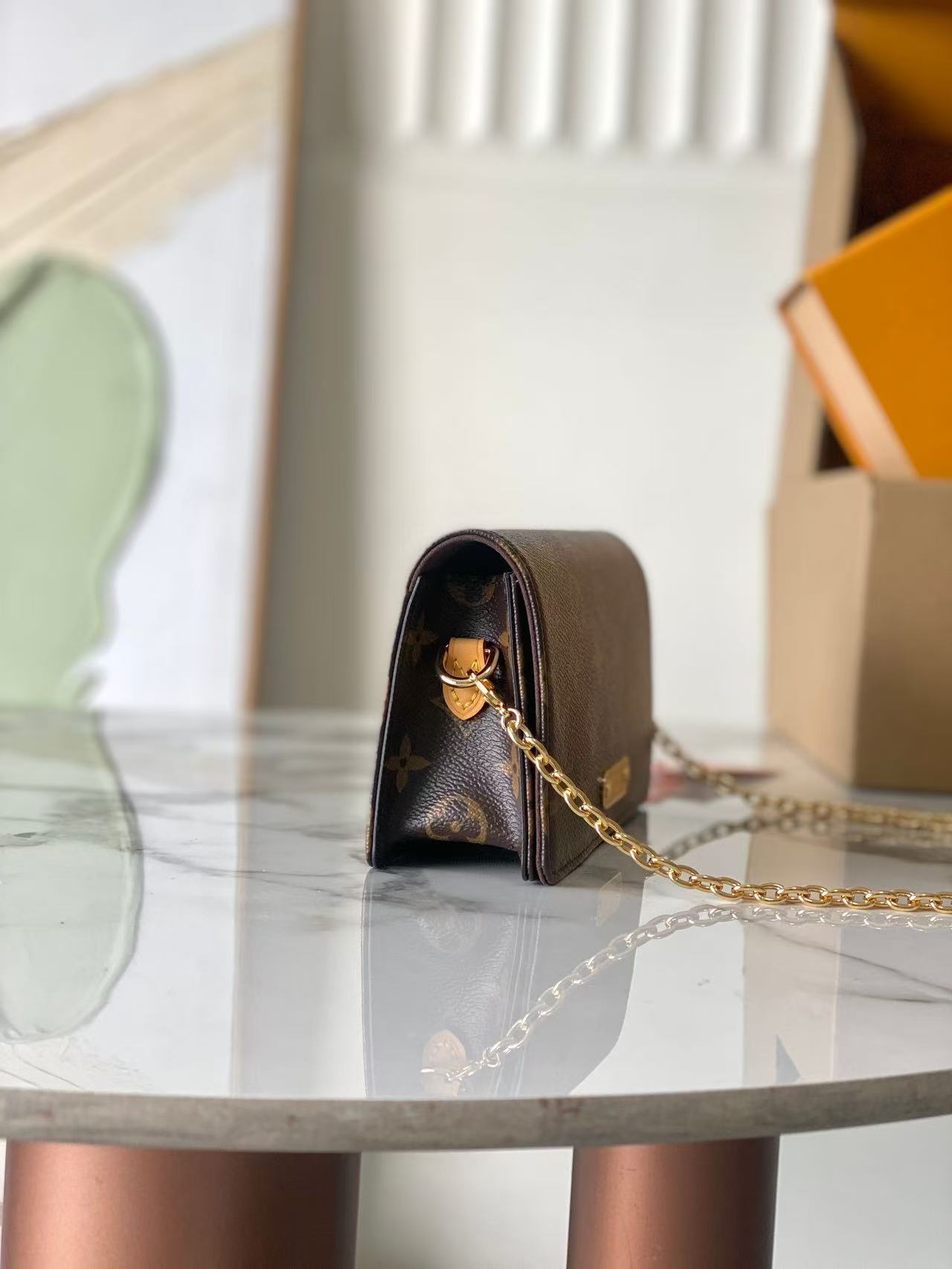 LV Wallet On Chain Lily