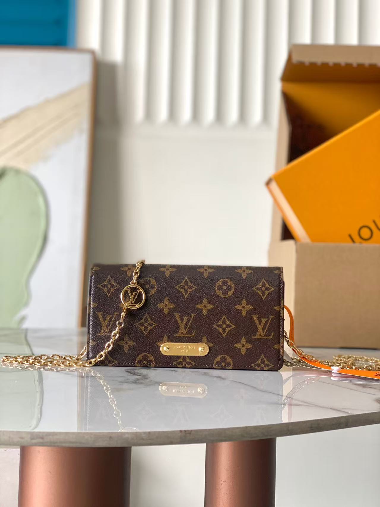 LV Wallet On Chain Lily