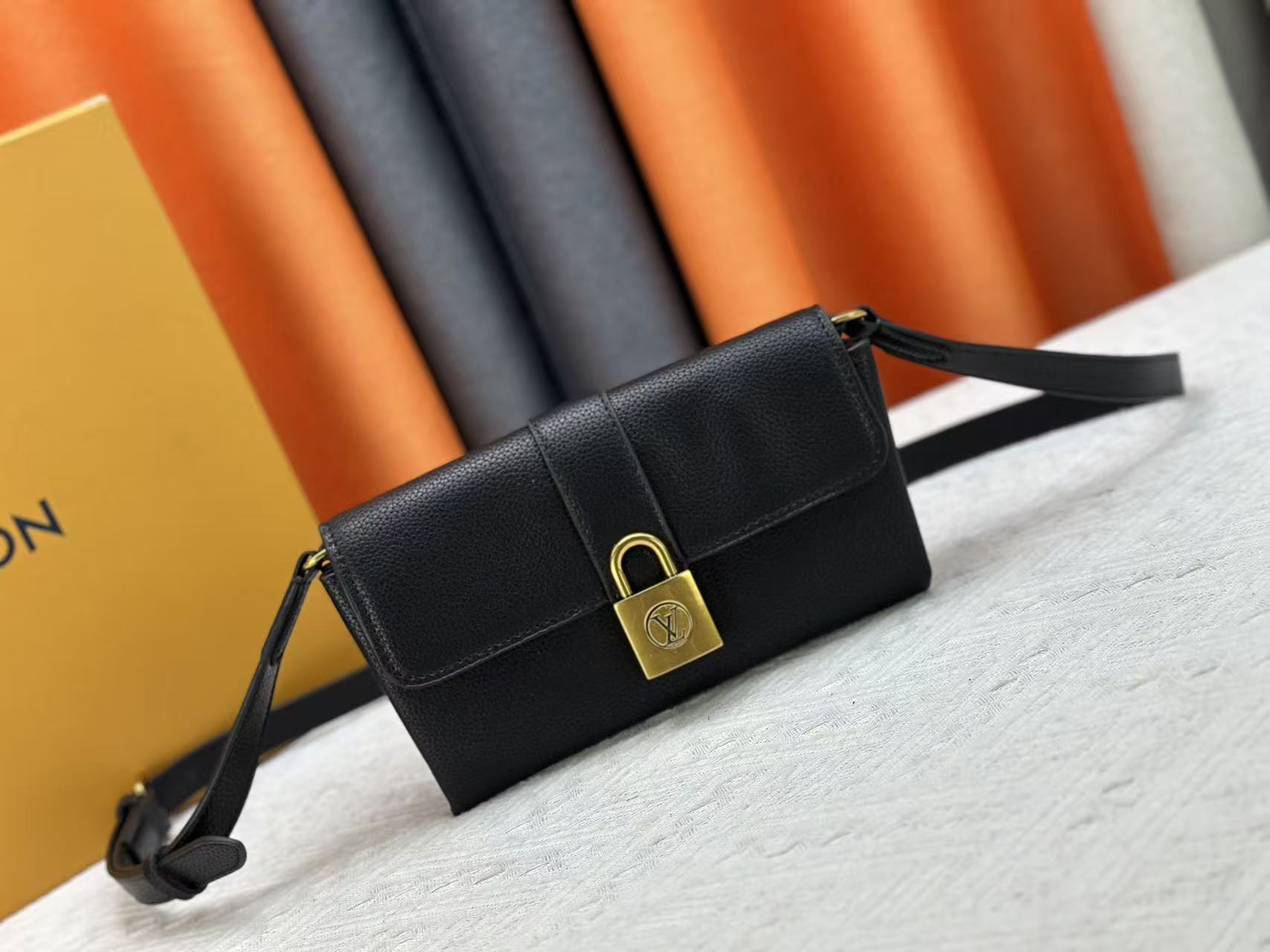 LV Wallet On Chain Handbag