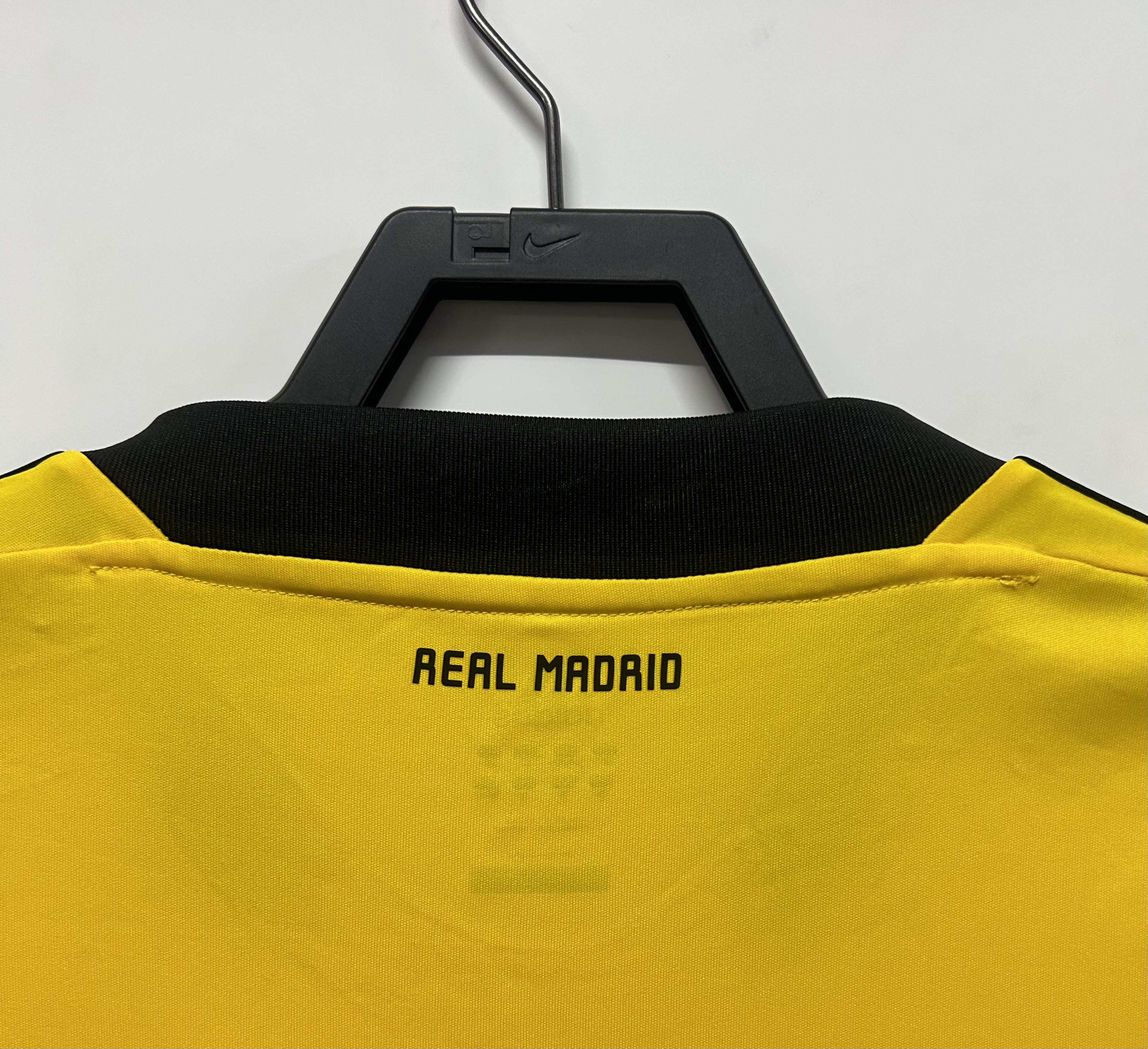 Real Madrid GOALKEEPER  Jersey 2011/12
