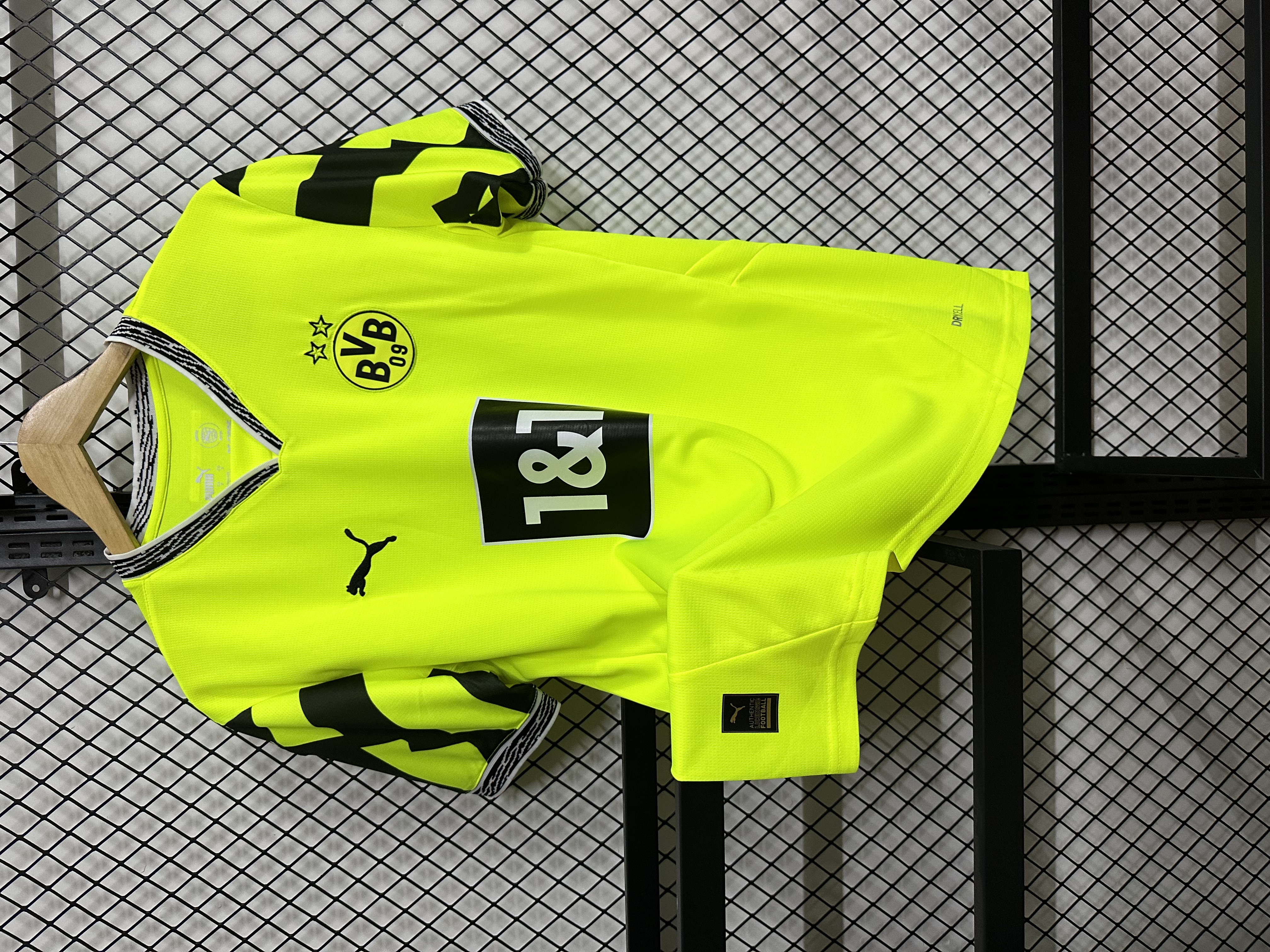 Borussia Dortmund   Special Edition Jersey 2025/26 Fluorescent Green
