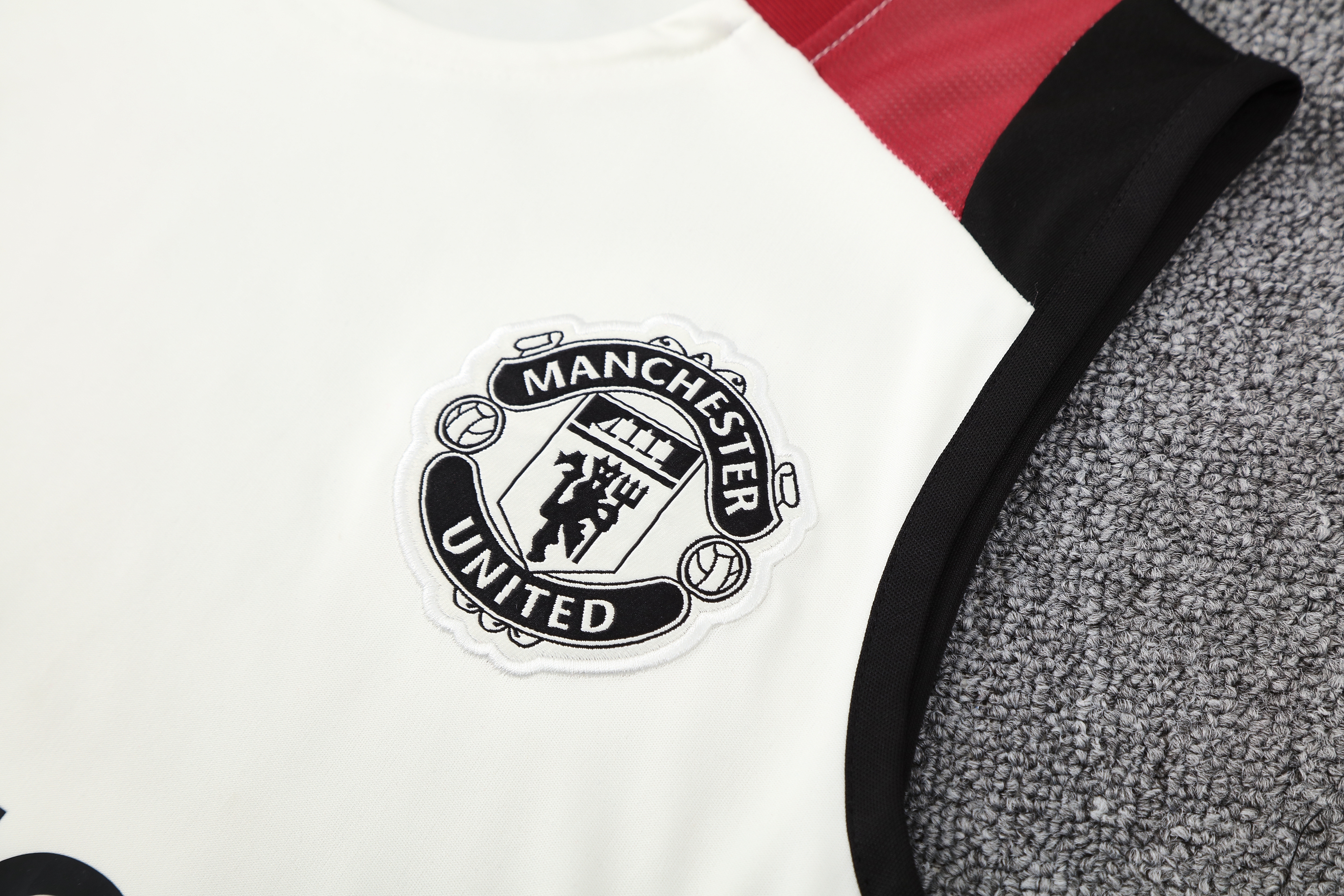 Manchester United Training Jersey 2025/26  MEN26003