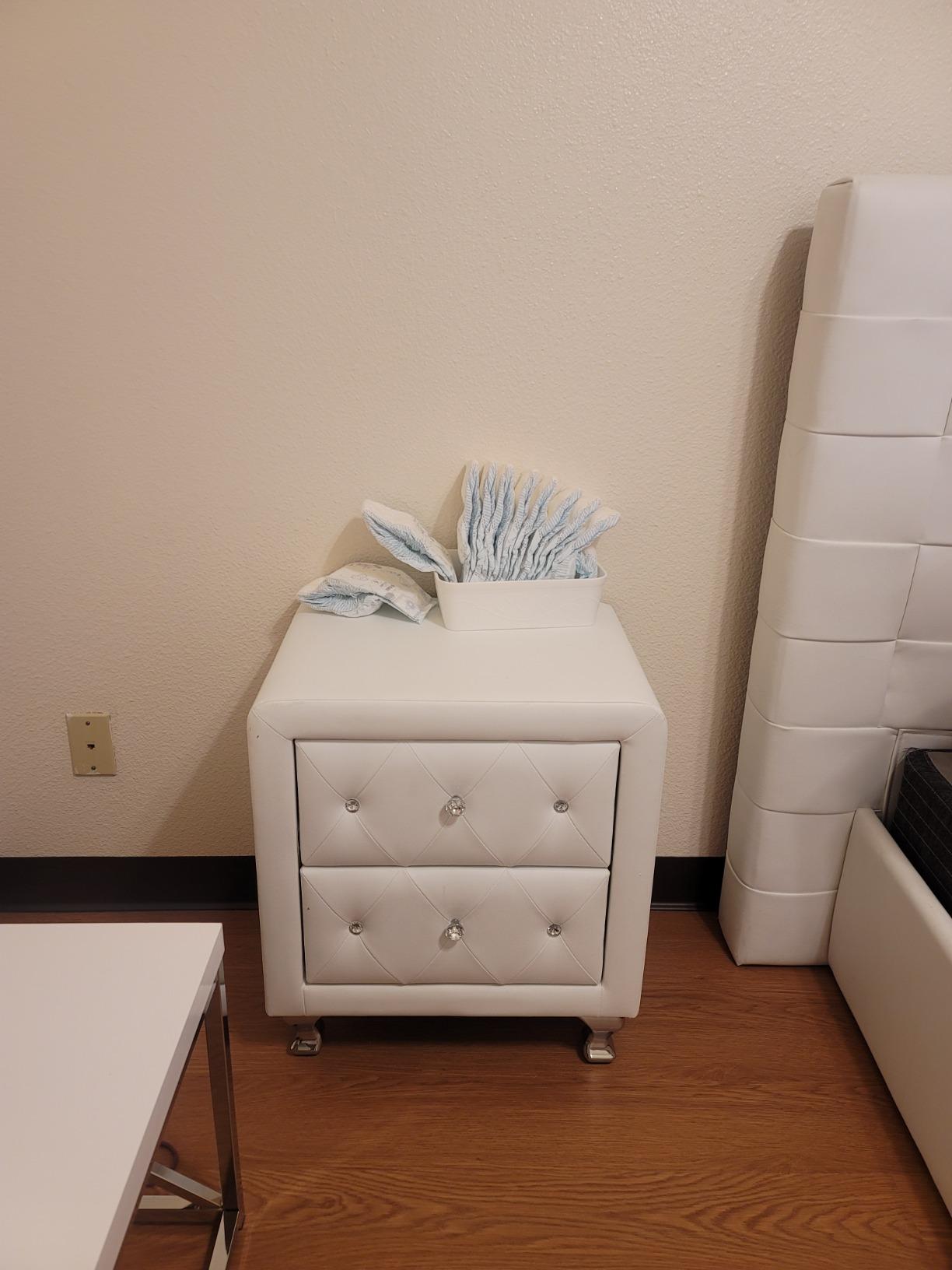 【Furniture】Stella Crystal Tufted Upholstered Modern Nightstand