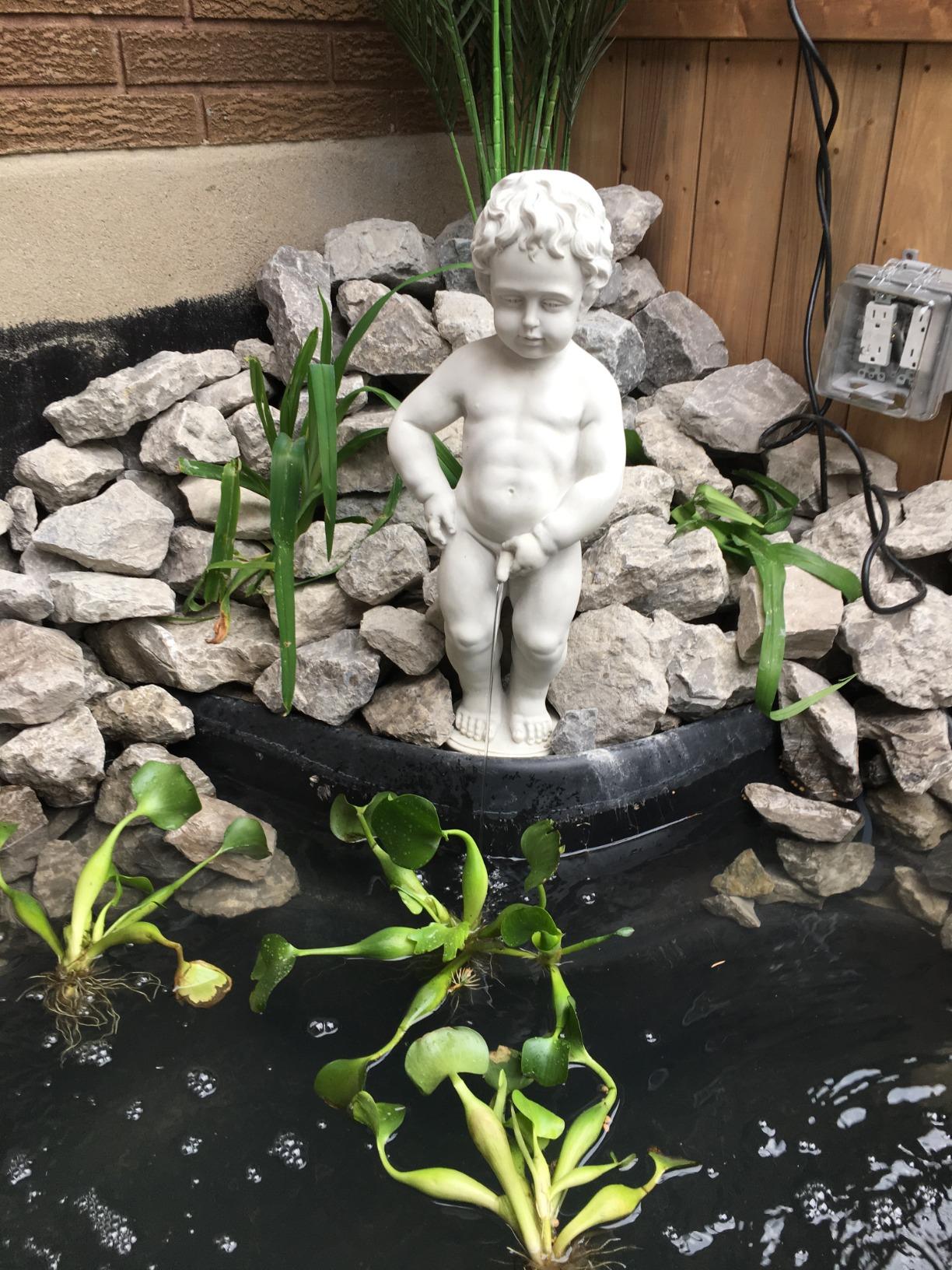 【Décor】Complete Manneken Pis Peeing Boy Water Fountain Garden Decor with Base Outdoor Water Feature