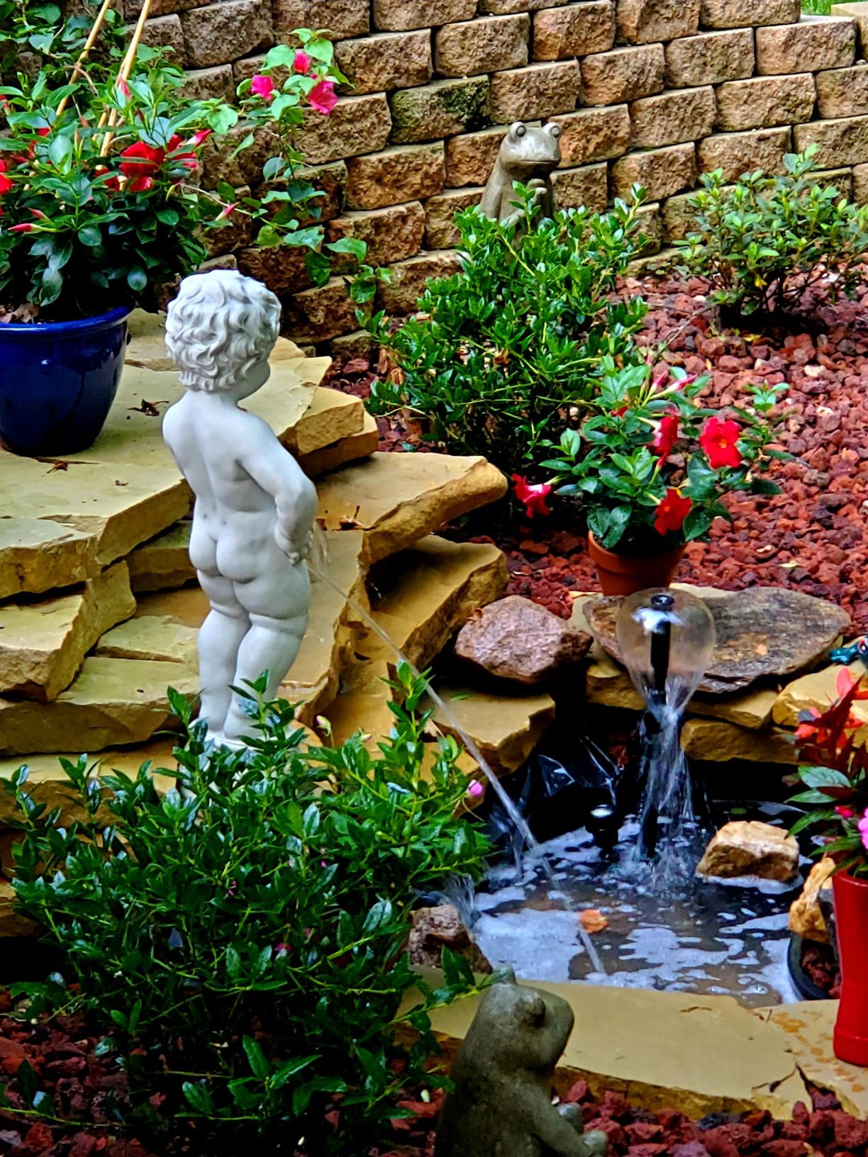 【Décor】Complete Manneken Pis Peeing Boy Water Fountain Garden Decor with Base Outdoor Water Feature
