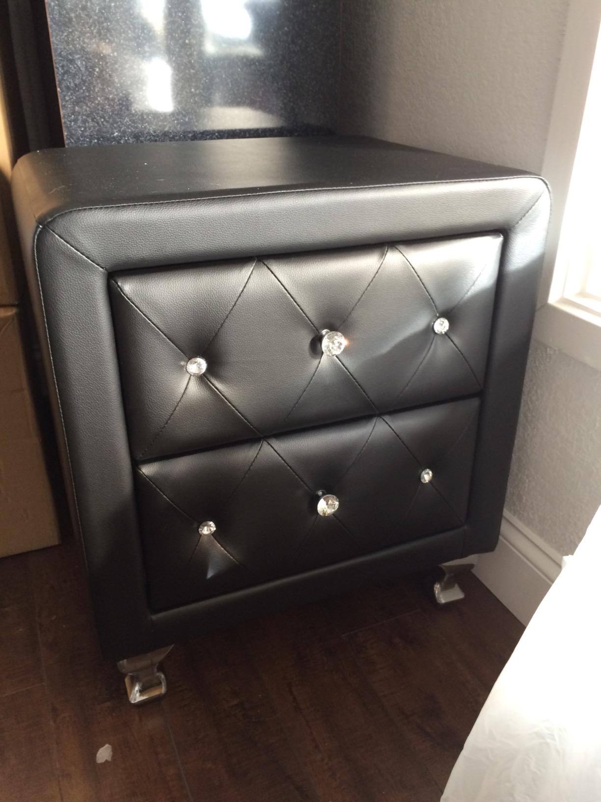 【Furniture】Stella Crystal Tufted Upholstered Modern Nightstand