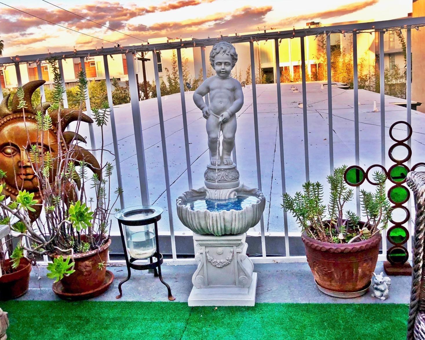【Décor】Complete Manneken Pis Peeing Boy Water Fountain Garden Decor with Base Outdoor Water Feature