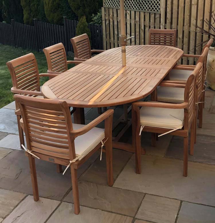 【Home&Garden】Regal oval double extending table, 8 x teak stacking chairs, free parasol and cushions