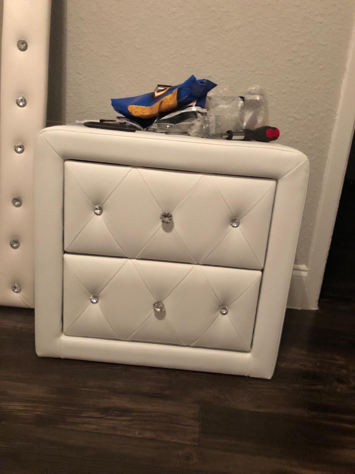 【Furniture】Stella Crystal Tufted Upholstered Modern Nightstand