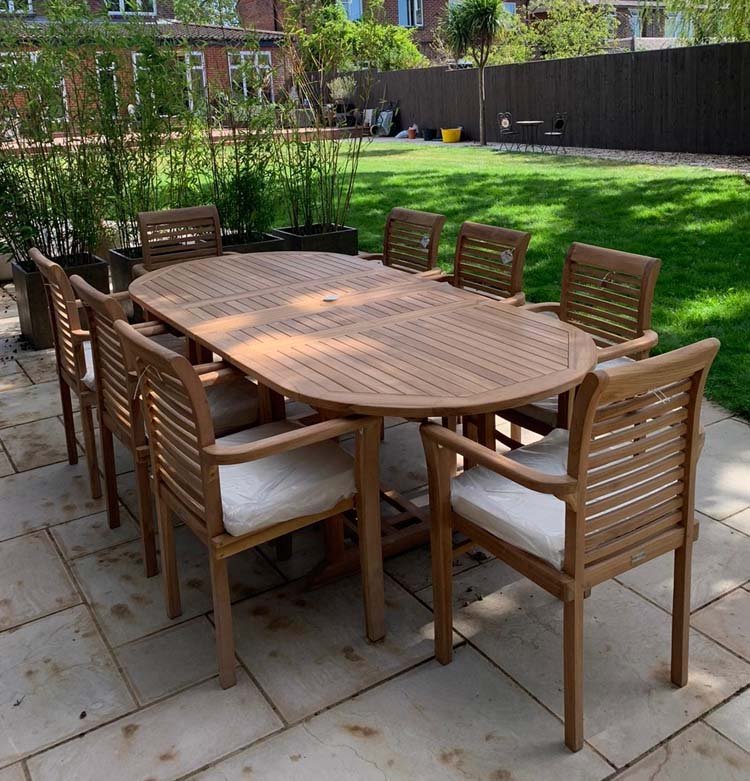 【Home&Garden】Regal oval double extending table, 8 x teak stacking chairs, free parasol and cushions