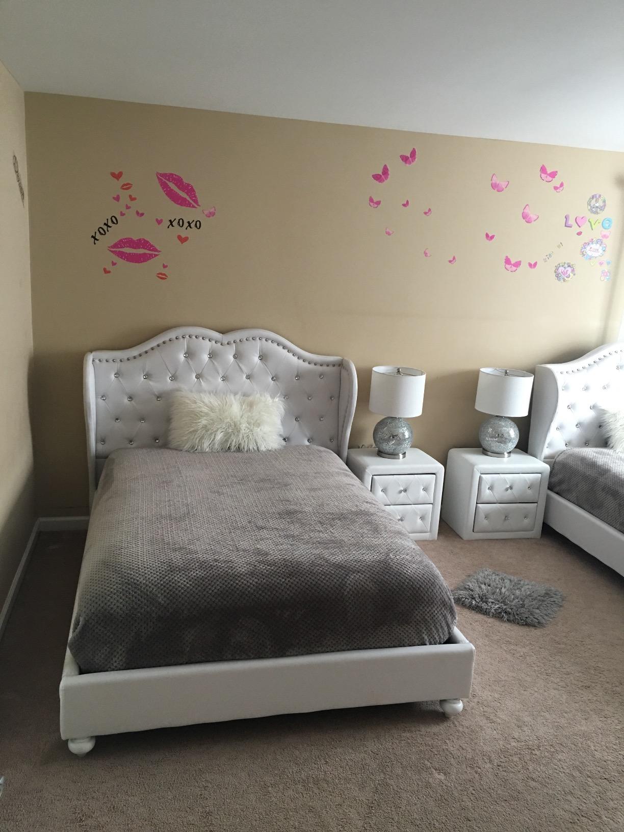 【Furniture】Stella Crystal Tufted Upholstered Modern Nightstand