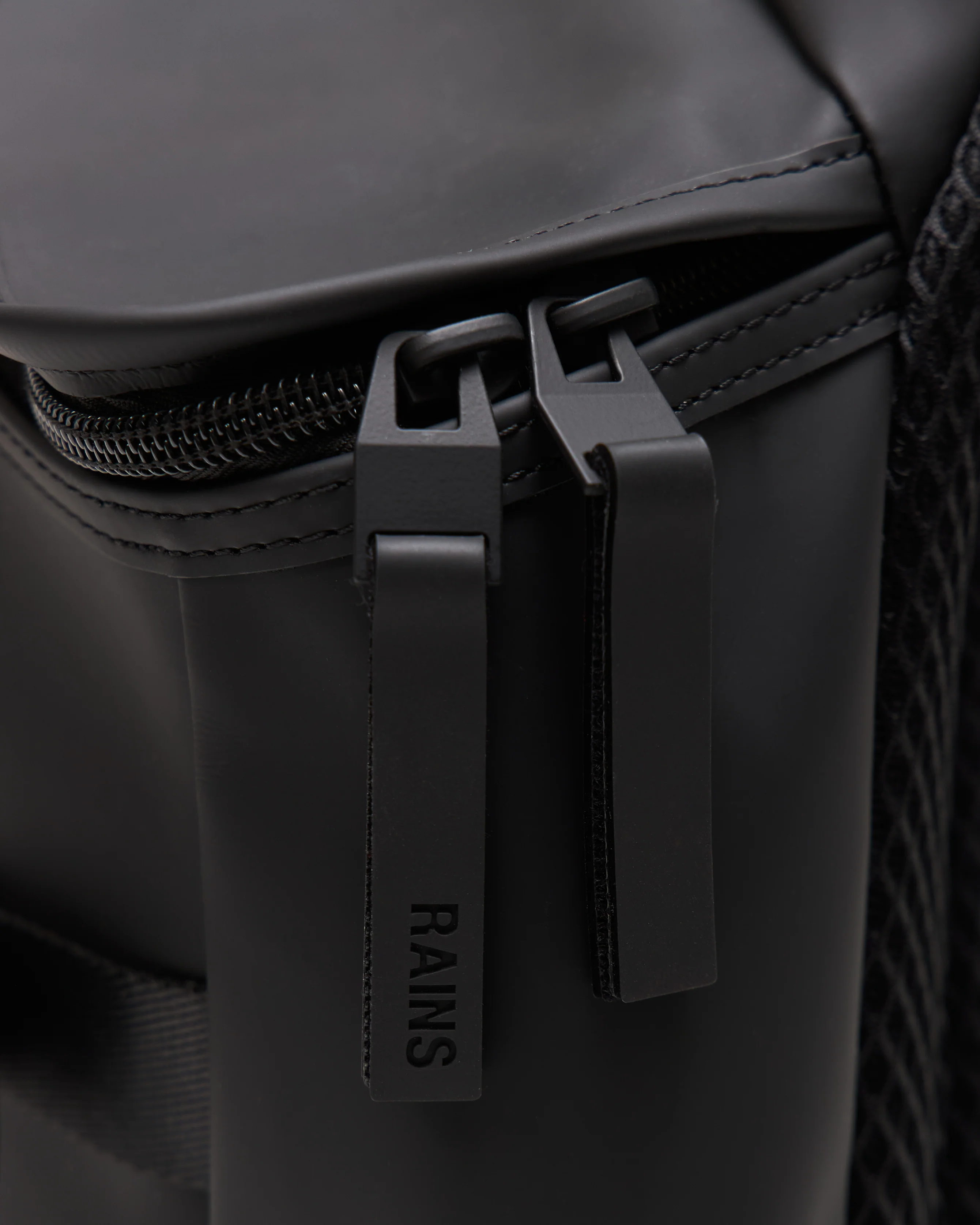 Trail Sling Bag in Black