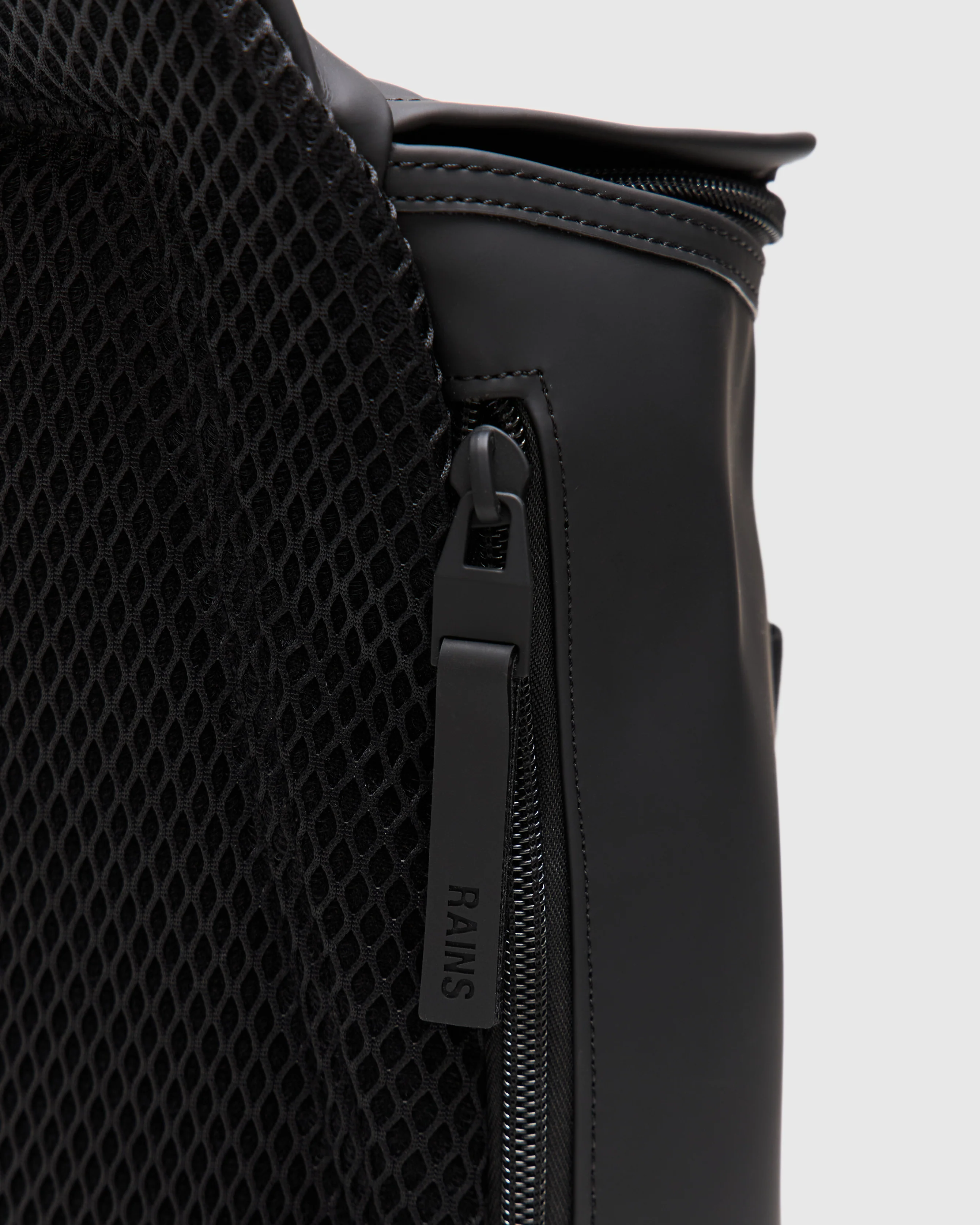 Trail Sling Bag in Black