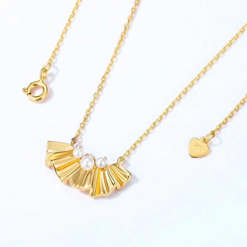 (9K gold plated) Petal-shape pearl necklace