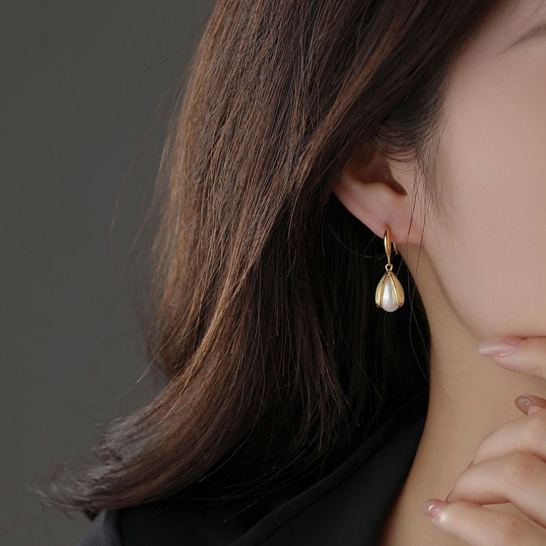 Lily shaped Pearl Earrings AL24112016