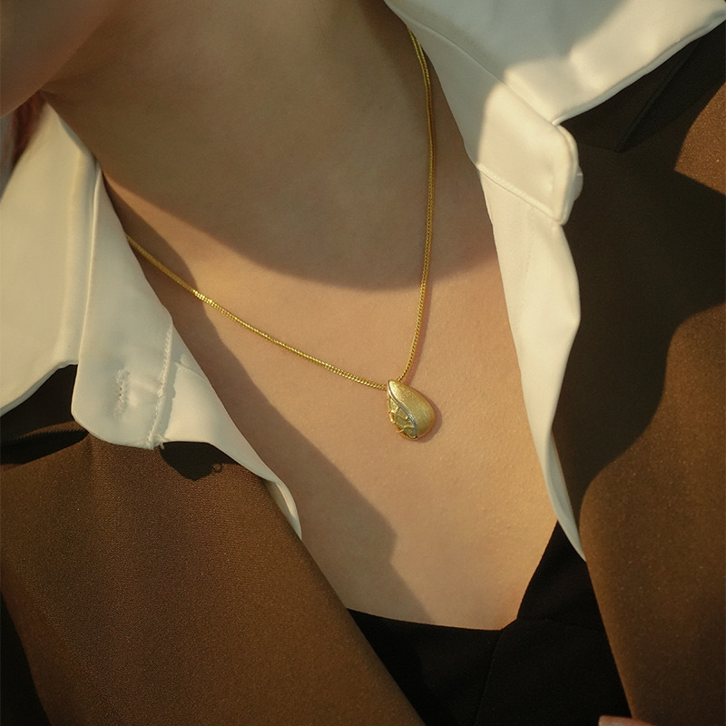 Light luxury brushed teardrop-shaped pendant necklace AL24112155