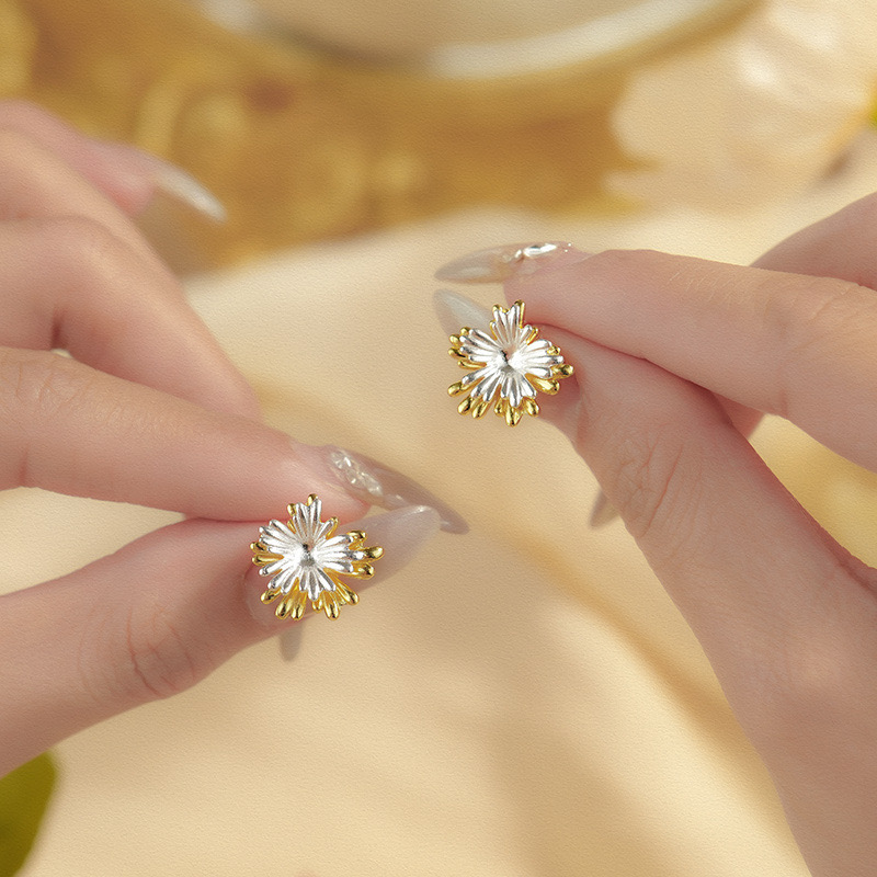 Light luxury chrysanthemum gold-plated niche earrings AL24112251