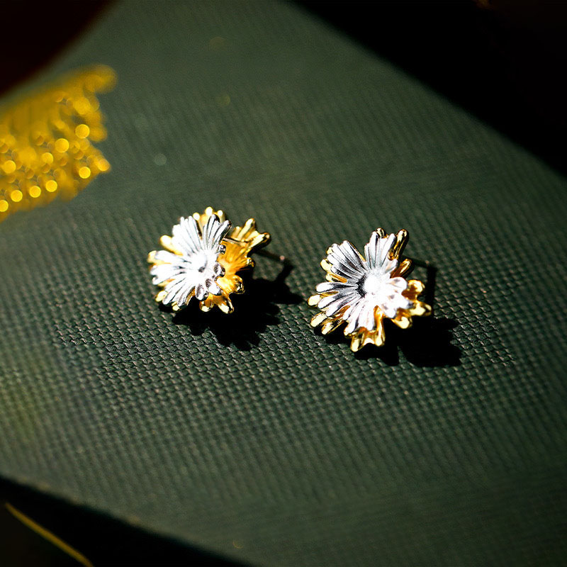 Light luxury chrysanthemum gold-plated niche earrings AL24112251