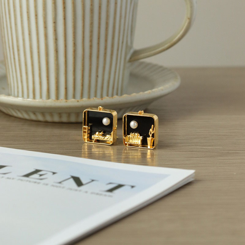 Creatively designed earrings 