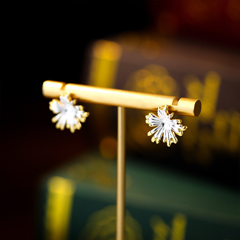 Light luxury chrysanthemum gold-plated niche earrings AL24112251
