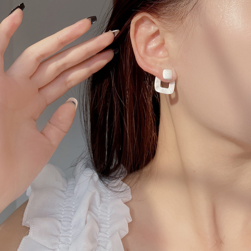 Geometric hollow temperament back hanging earrings