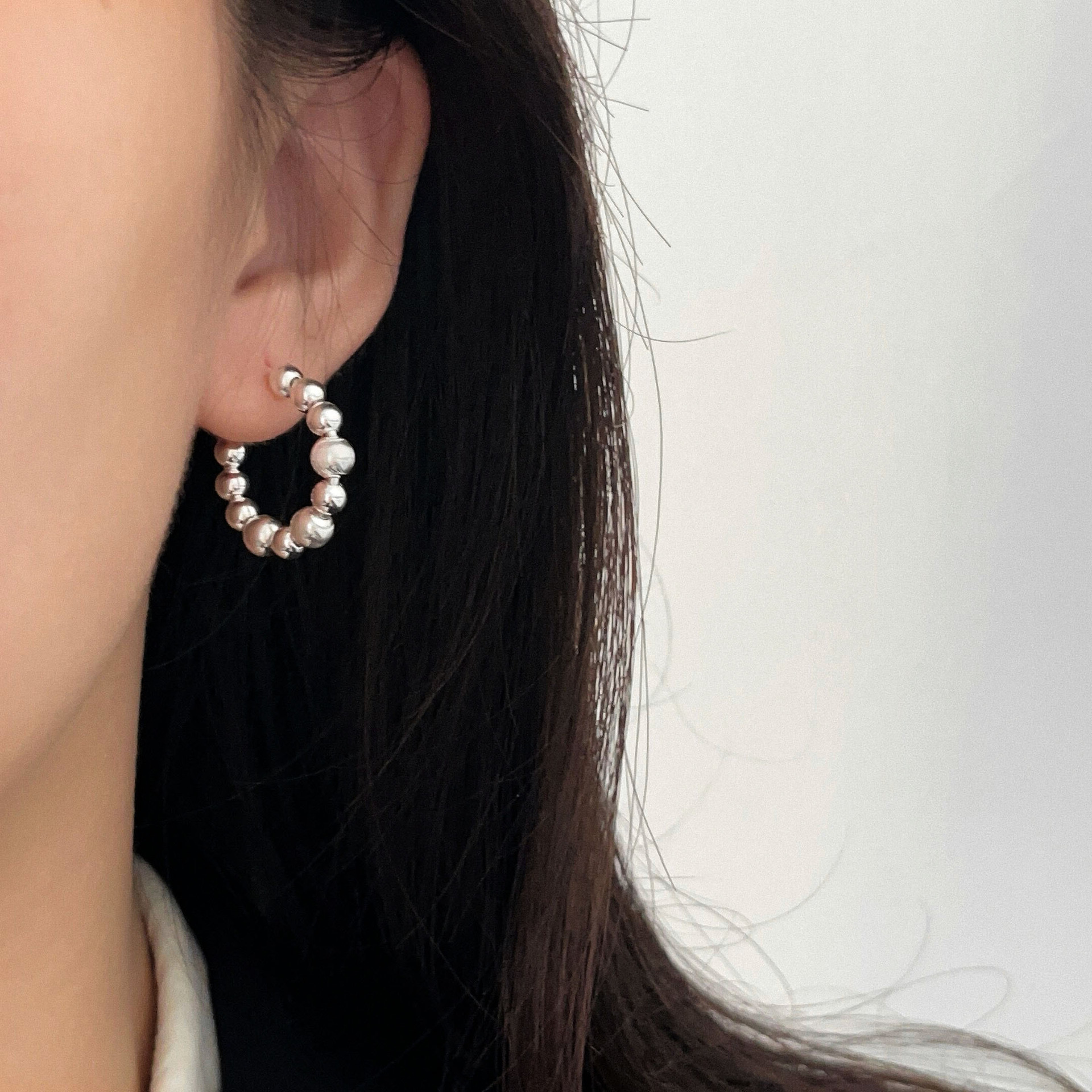 Light luxury C-shaped shiny round bead earrings NN24112914