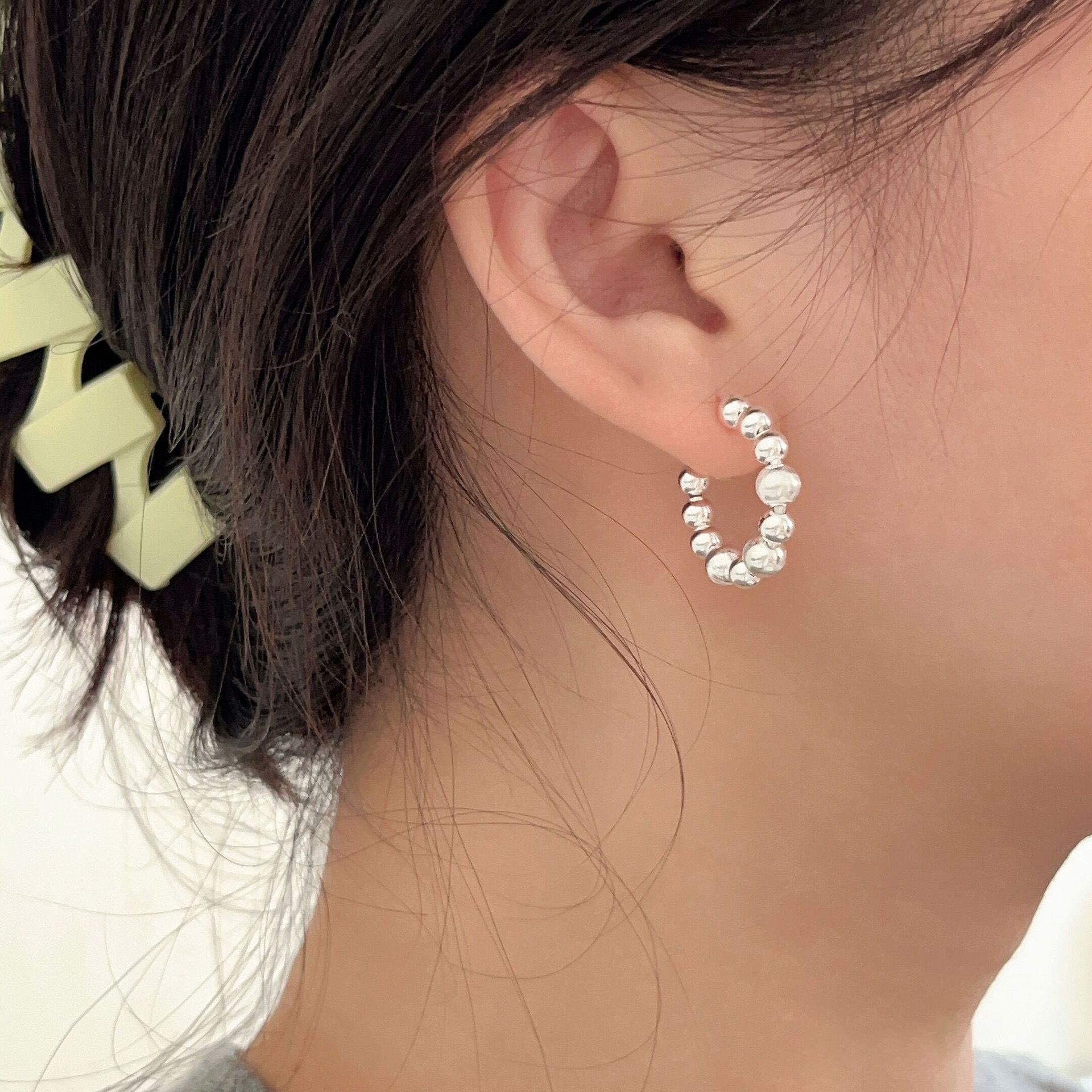 Light luxury C-shaped shiny round bead earrings NN24112914