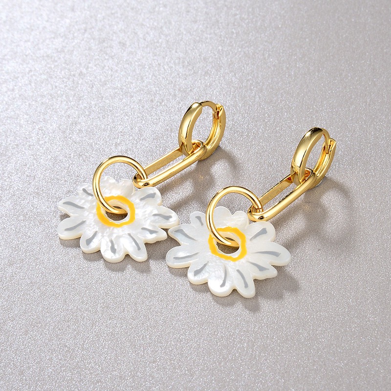 Hawaiian style natural shell slice daisy earrings NN24112938