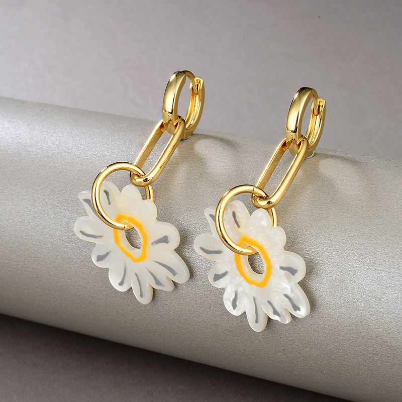 Hawaiian style natural shell slice daisy earrings NN24112938